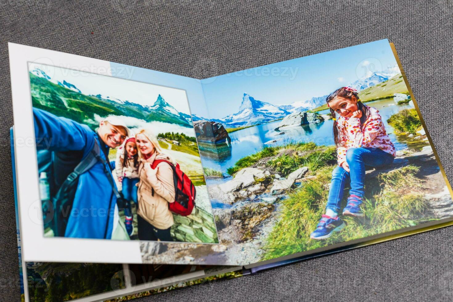 a photobook aberto, viagem dentro Suíça, em cinzento fundo foto