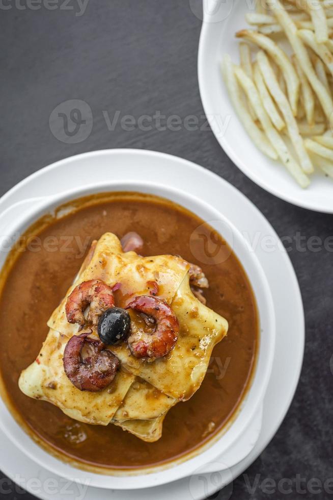 francesinha tradicional carne queijo molho picante sanduíche grelhado porto portugal foto