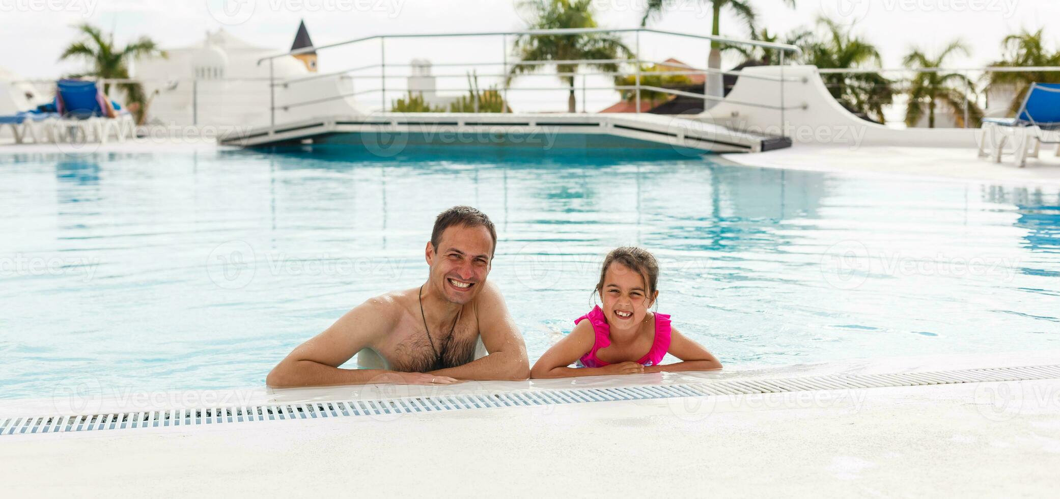 pai jogando com dele filha dentro natação piscina foto