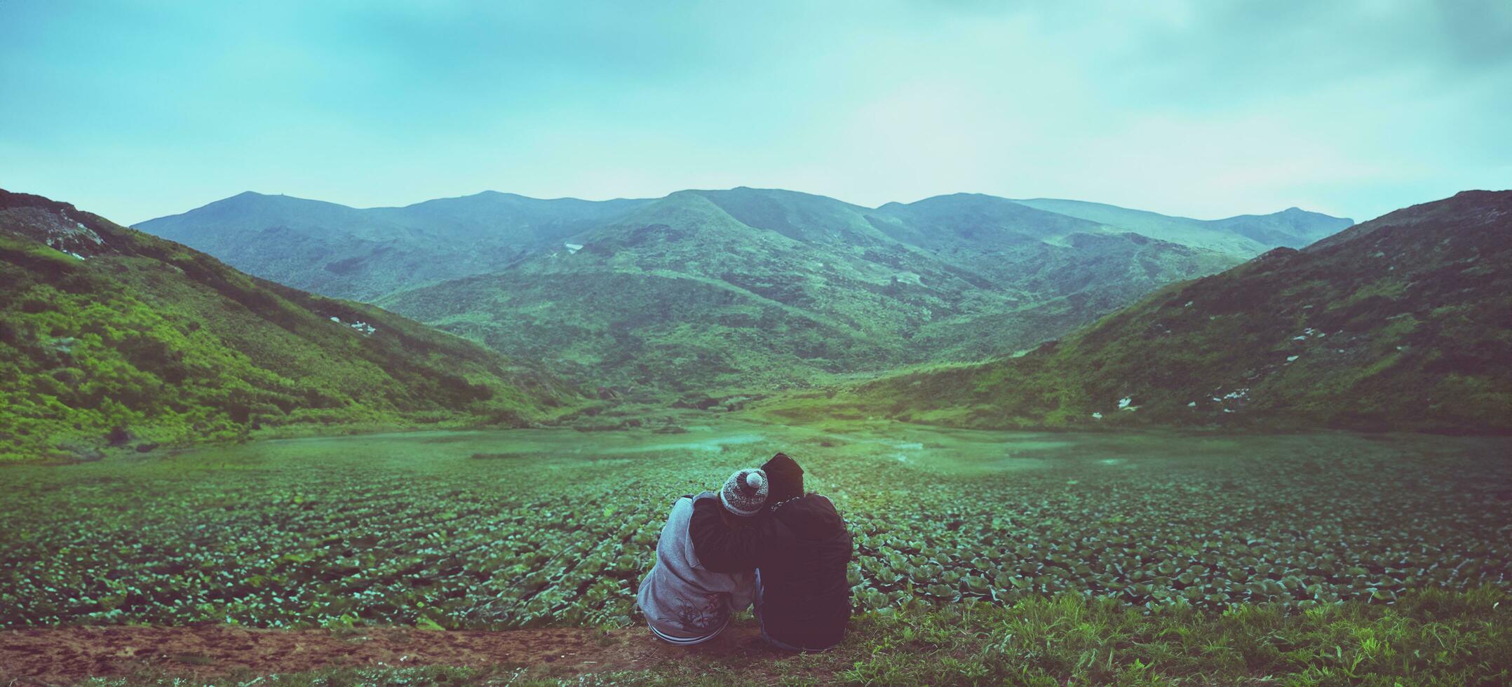 amante mulher e homem asiáticos viagem relaxar dentro a feriado. feliz para viagem dentro a feriado. durante a nebuloso inverno foto