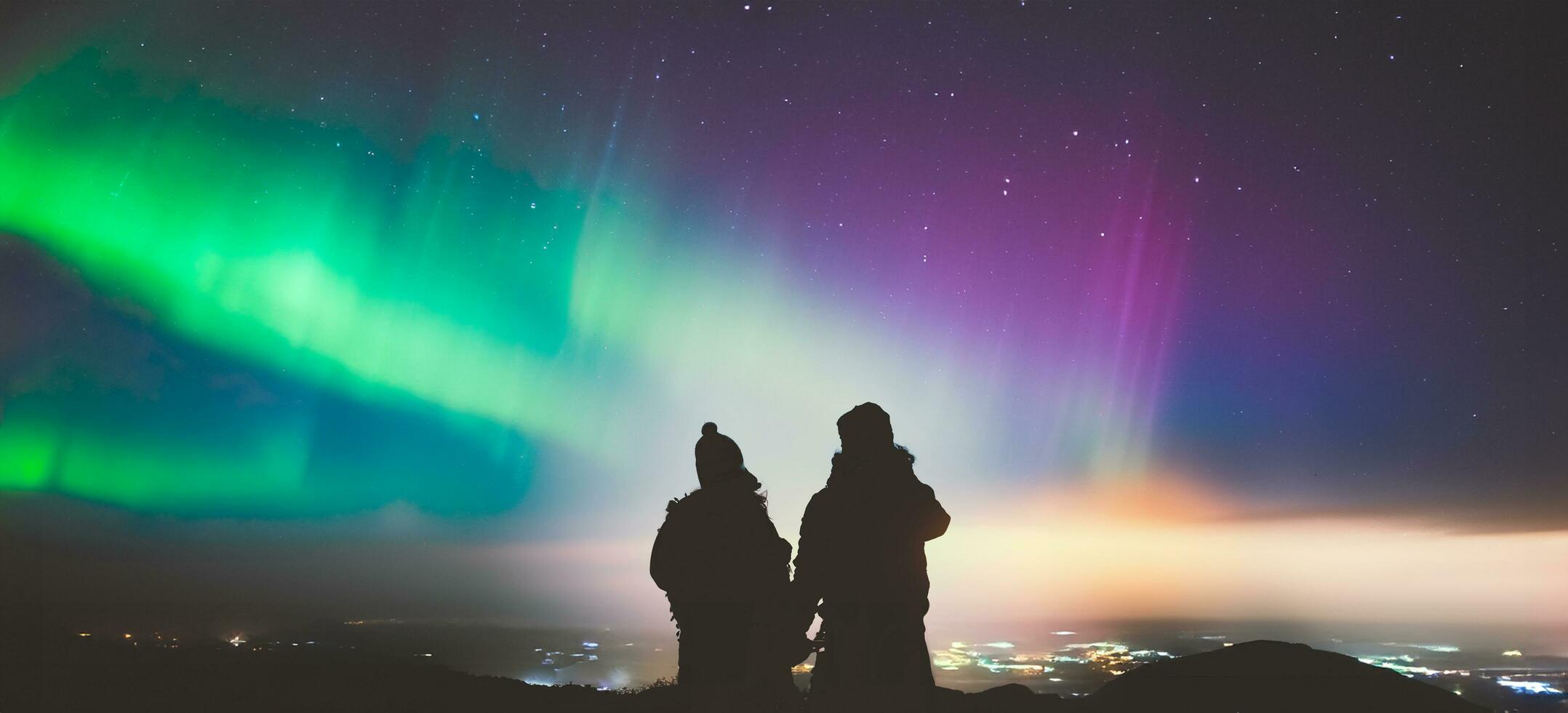 amantes, mulheres e homens asiáticos viajam relaxam no feriado. levantar-se para o nascer do sol na montanha. no inverno. Na Tailândia foto