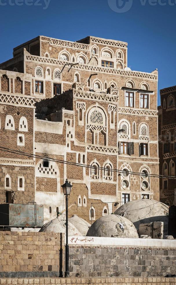 vista de edifícios de arquitetura tradicional na cidade velha de sanaa, no Iêmen foto