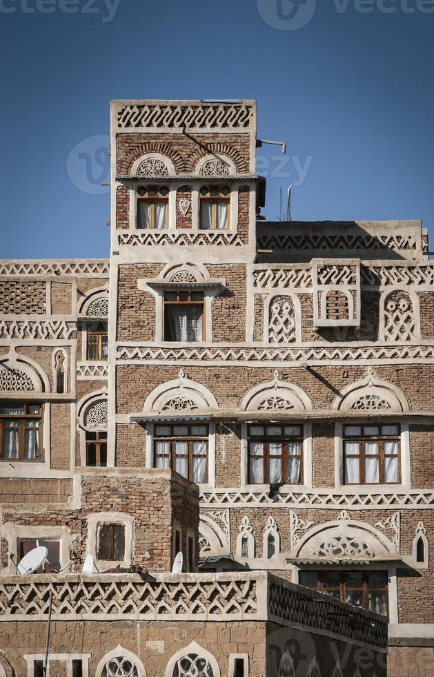 vista de edifícios de arquitetura tradicional na cidade velha de sanaa, no Iêmen foto