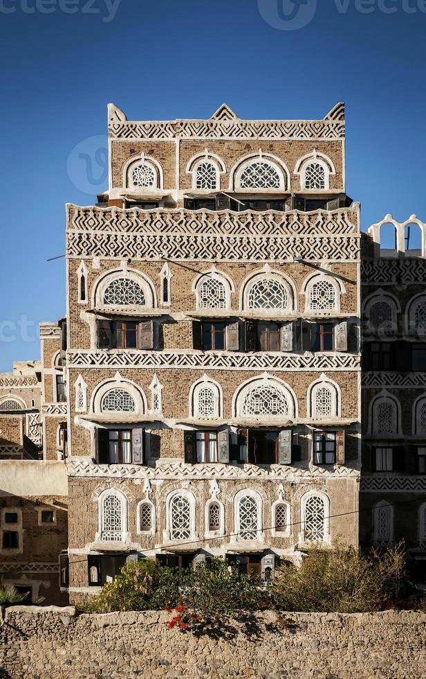 vista de edifícios de arquitetura tradicional na cidade velha de sanaa, no Iêmen foto