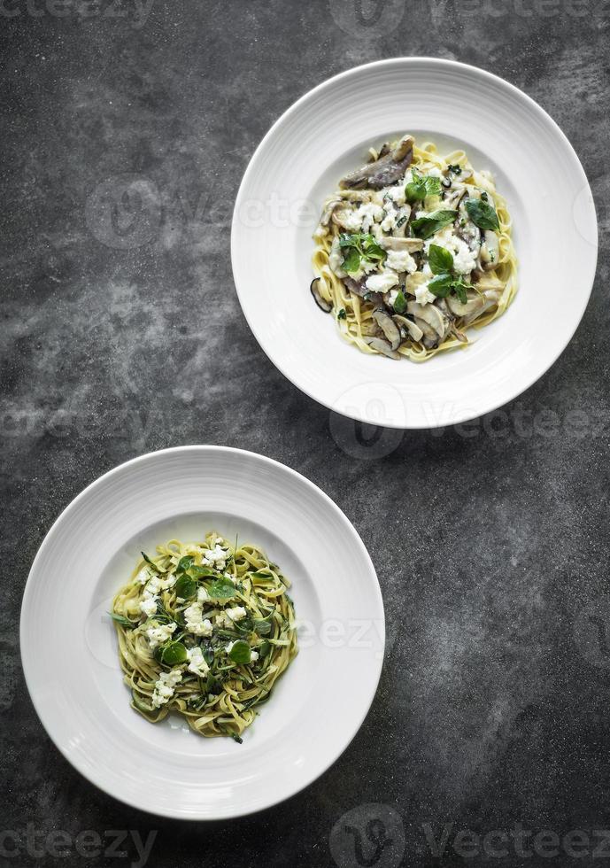 cogumelo orgânico de ricota italiana e tagliatelle de ervas frescas foto