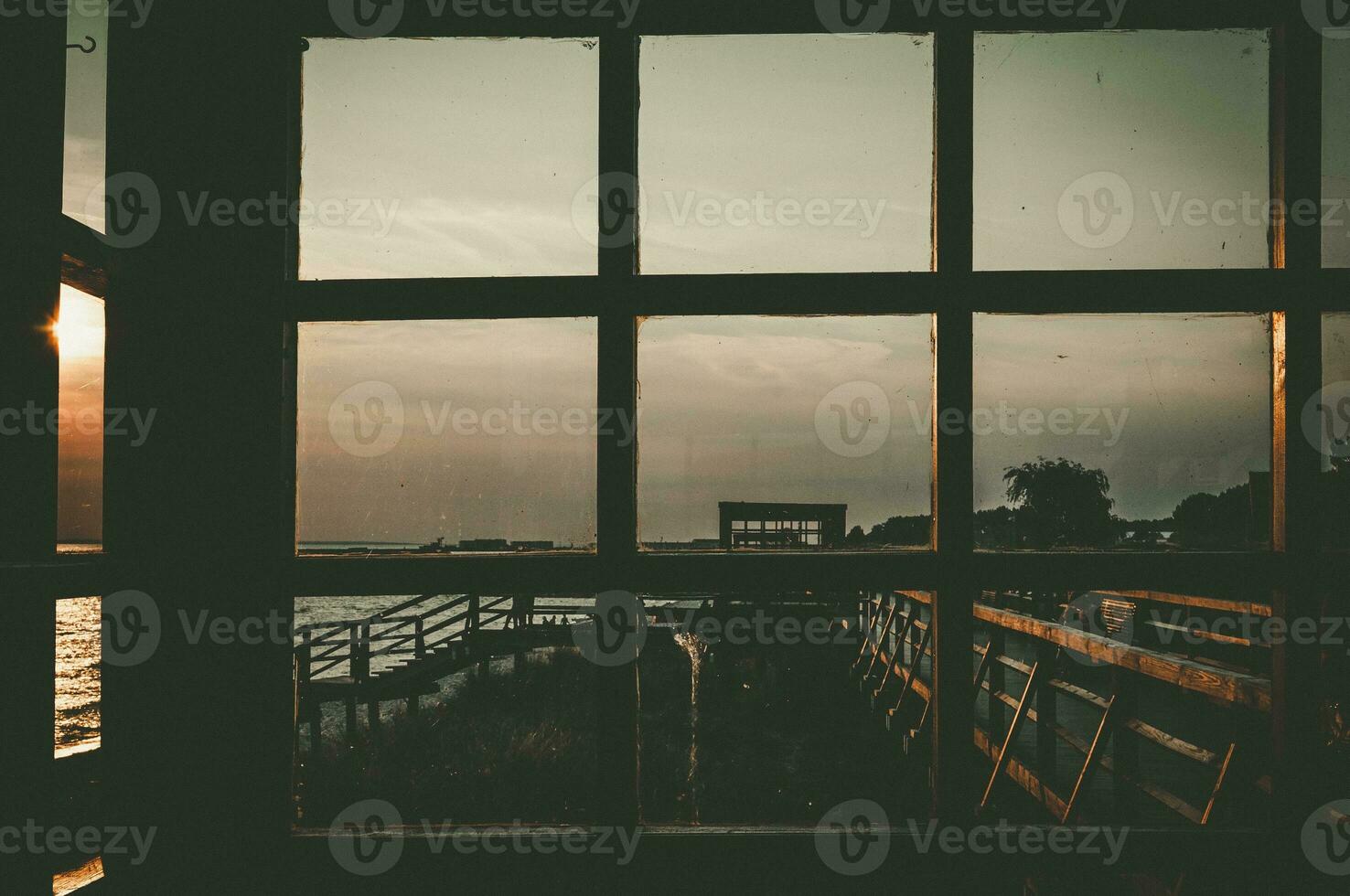 tarde céu Visão através a panorâmico janela do uma de praia casa foto