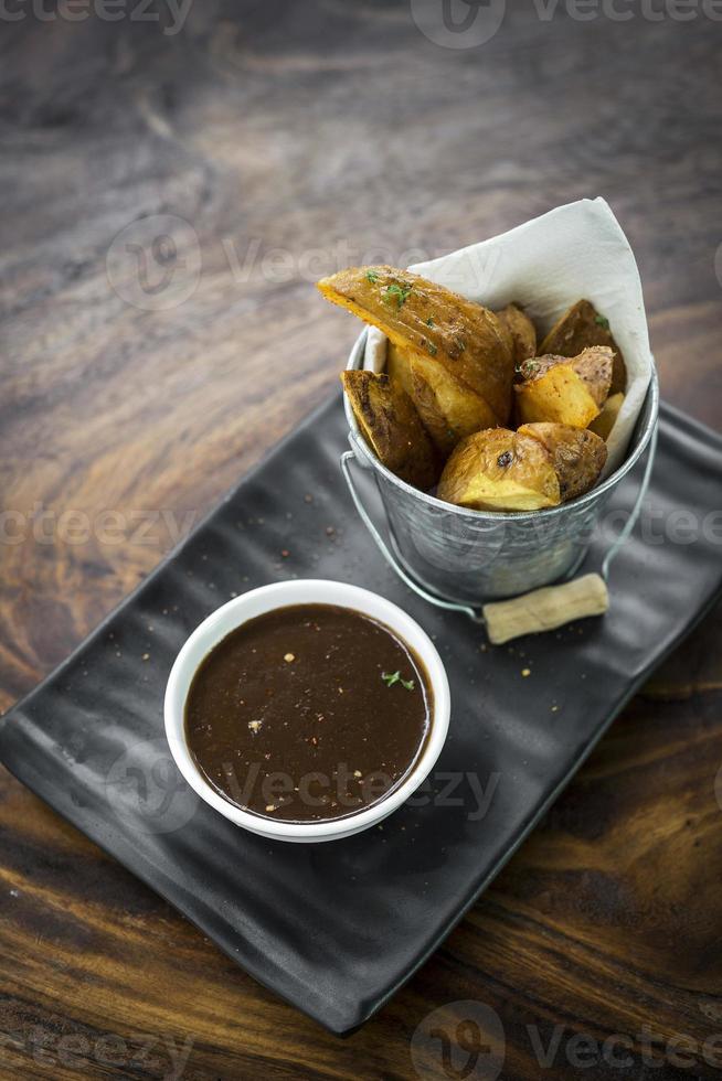 rodelas de batata frita com salgadinhos de molho de molho foto