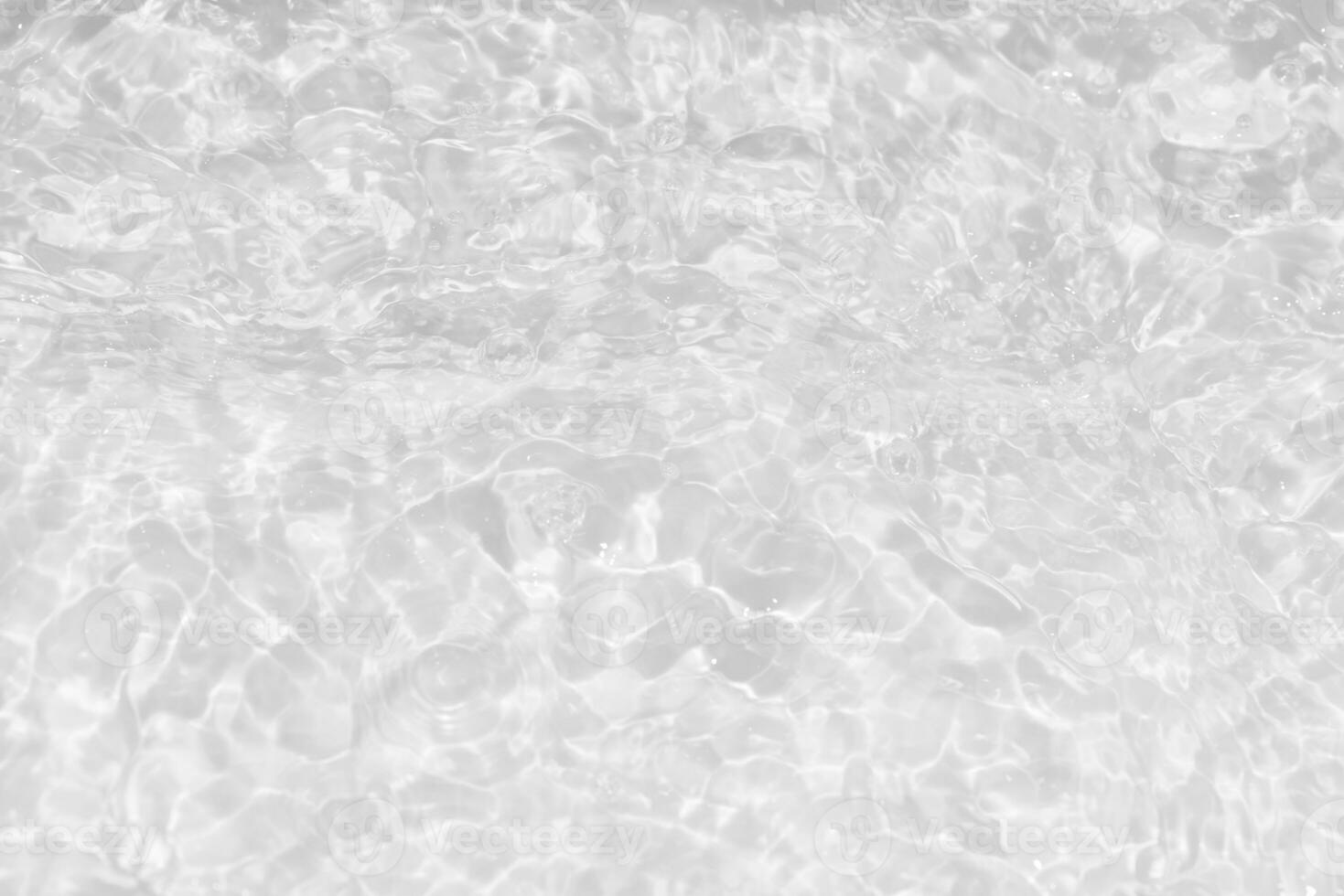 branco água com ondulações em a superfície. desfocar borrado transparente branco colori Claro calma água superfície textura com salpicos e bolhas. água ondas com brilhando padronizar textura fundo. foto