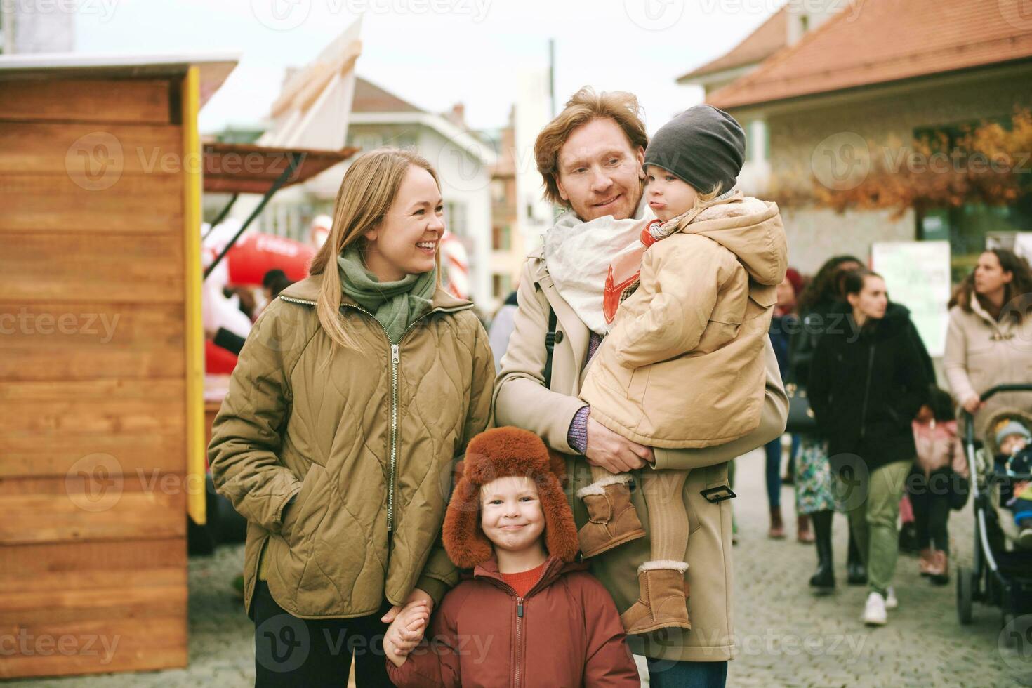 ao ar livre retrato do feliz família do quatro, jovem casal com 2 pequeno crianças, frio clima, outono Tempo foto