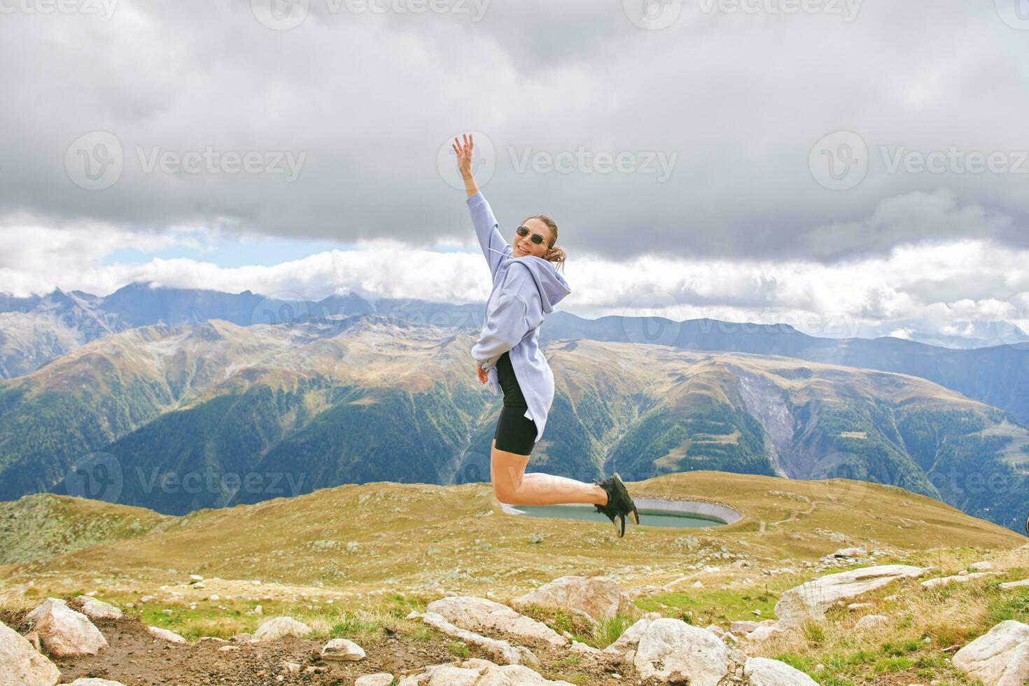 ao ar livre retrato do feliz jovem mulher caminhada dentro outono montanhas foto