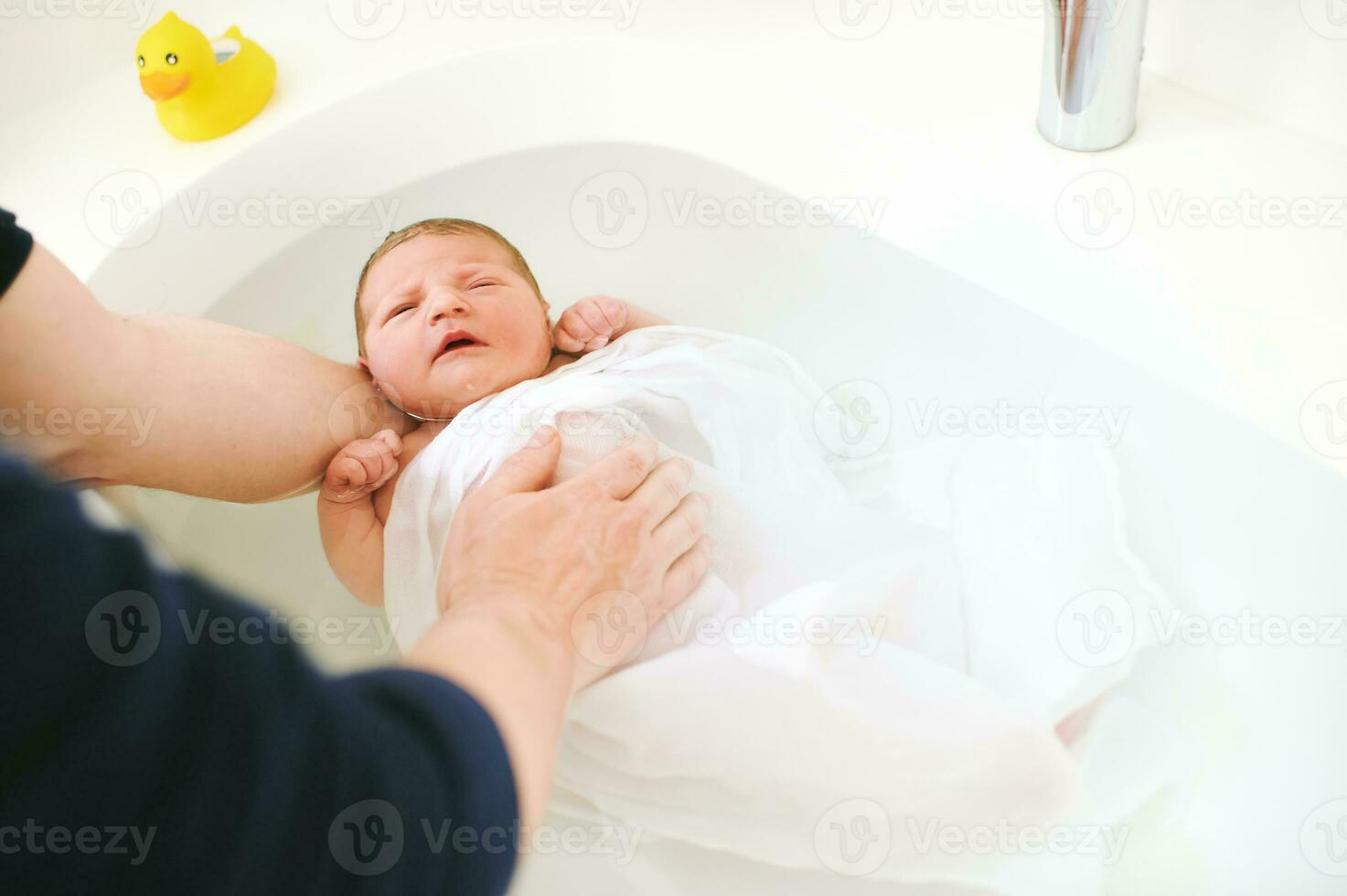 a primeiro Tempo banho para recém-nascido bebê dentro hospital foto