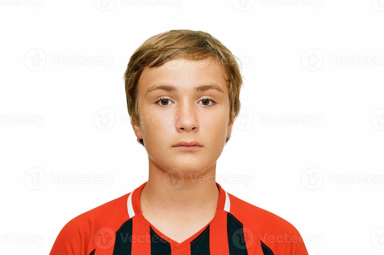 fechar acima retrato do jovem 12 - 13 anos velho adolescente Garoto vestindo futebol futebol uniforme foto