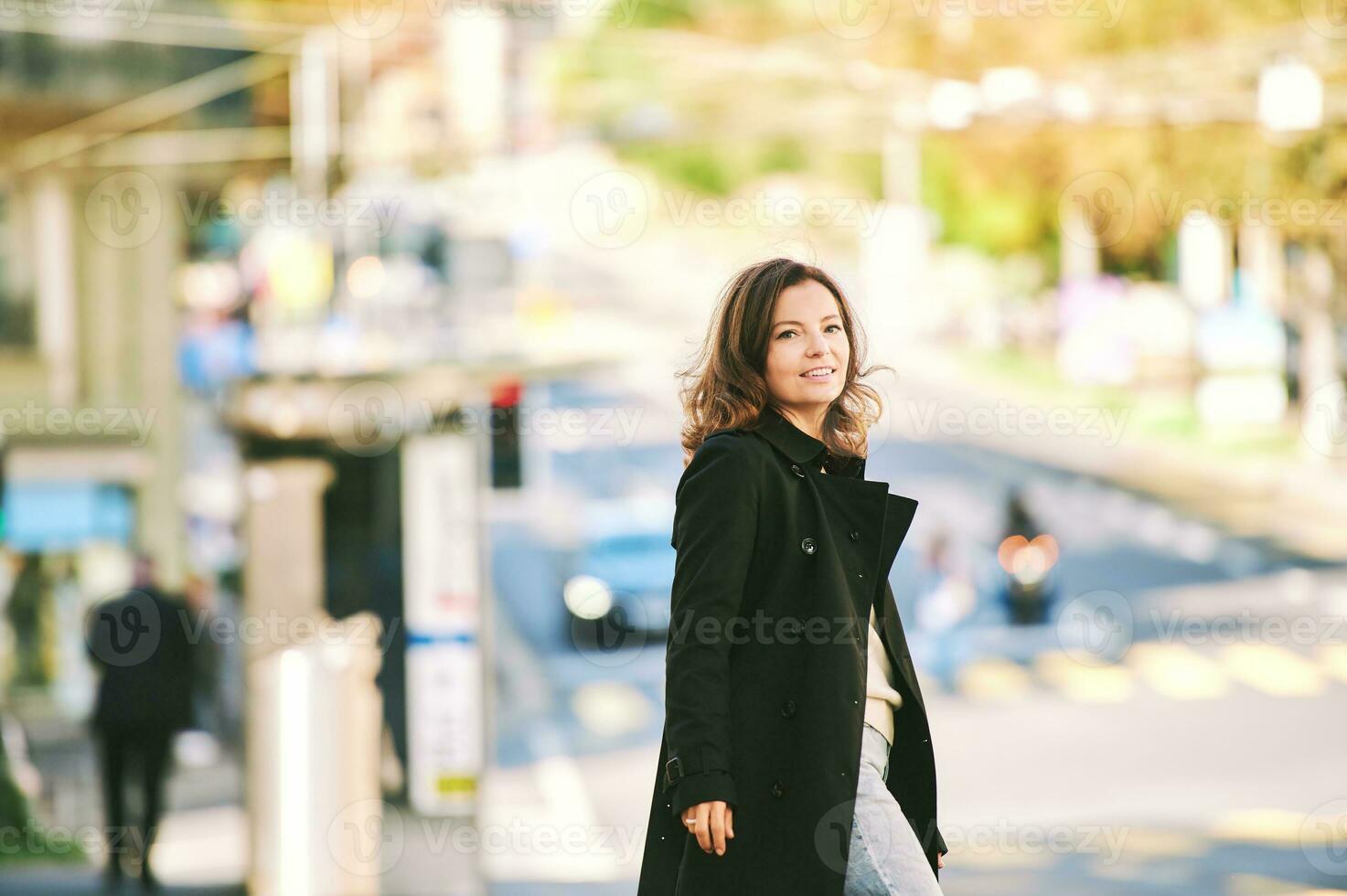 ao ar livre retrato do lindo 40. ano velho mulher inclinado em espelho parede, rua moda foto