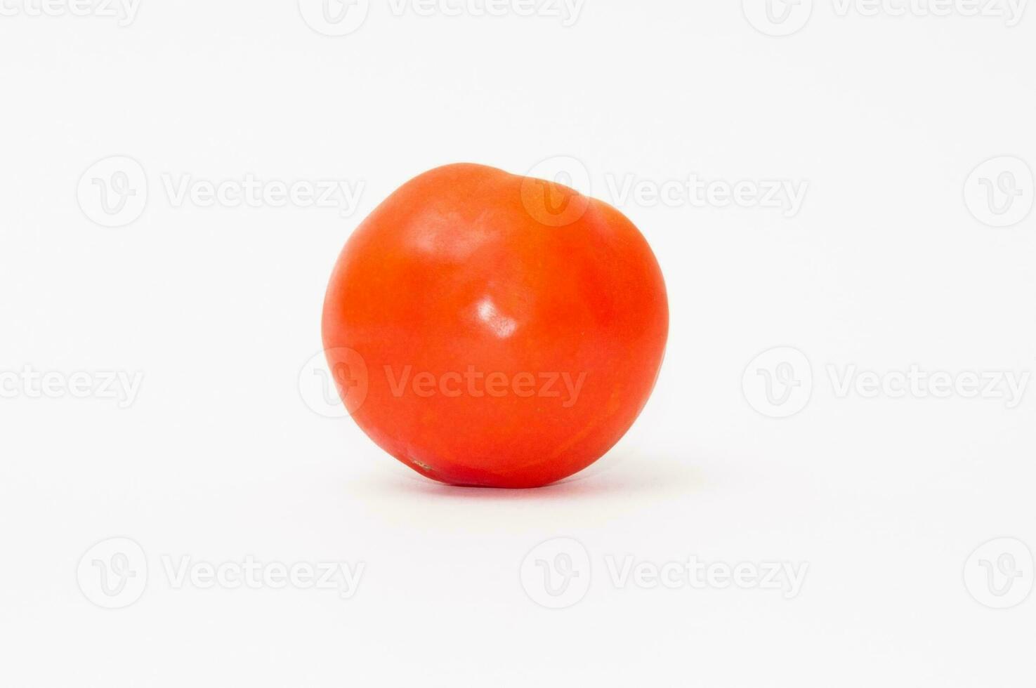 tomate vermelho em um fundo branco foto