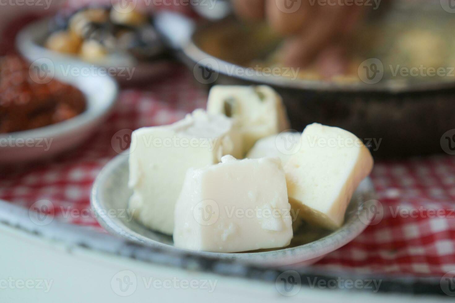 queijo cubos dentro uma pausa velozes mesa , foto