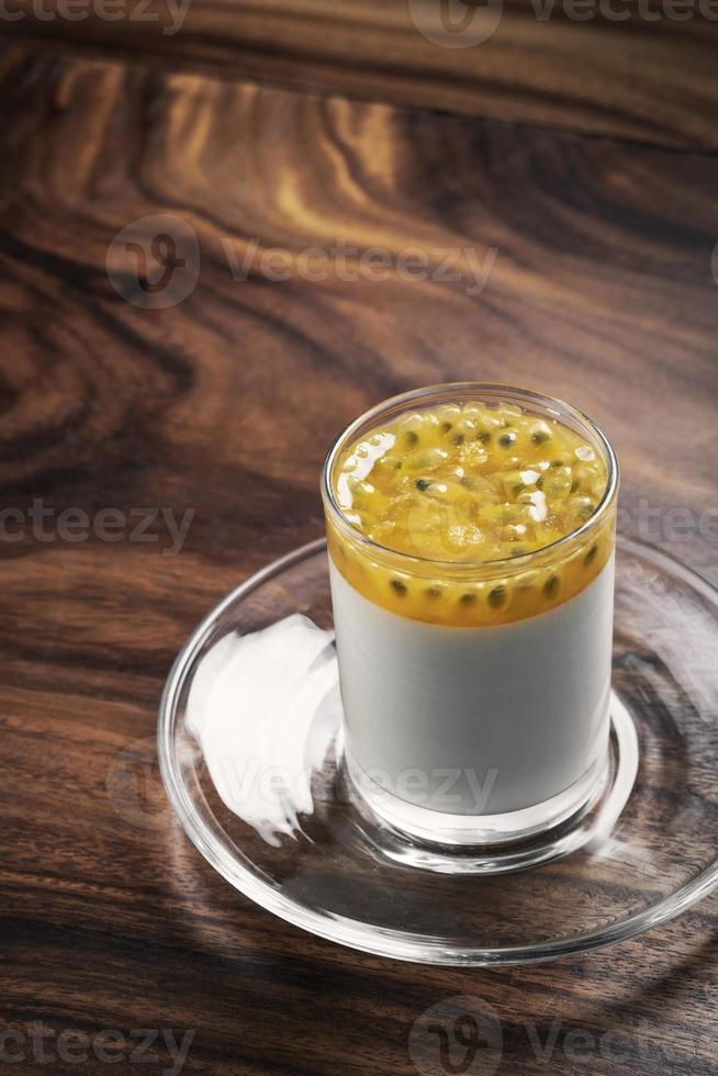 Panna cotta de creme de coco orgânico sem laticínios vegan com sobremesa de maracujá foto