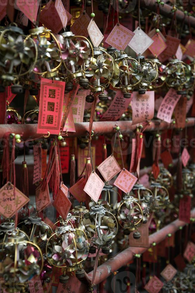 decorações de bolas penduradas da sorte no interior de um templo chinês de a-ma em macau foto