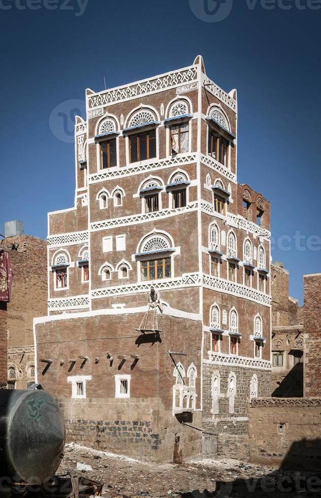 vista de edifícios de arquitetura tradicional na cidade velha de sanaa, no Iêmen foto