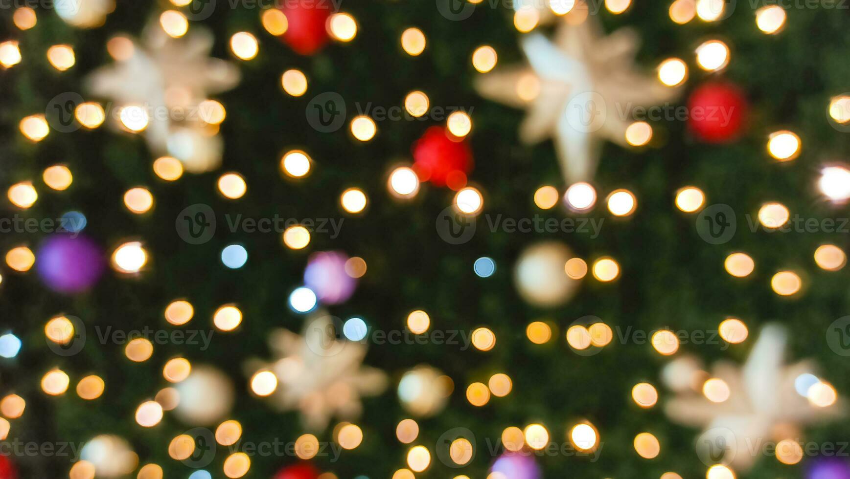 foto desfocado Natal árvore. dourado bokeh. Novo anos fundo.