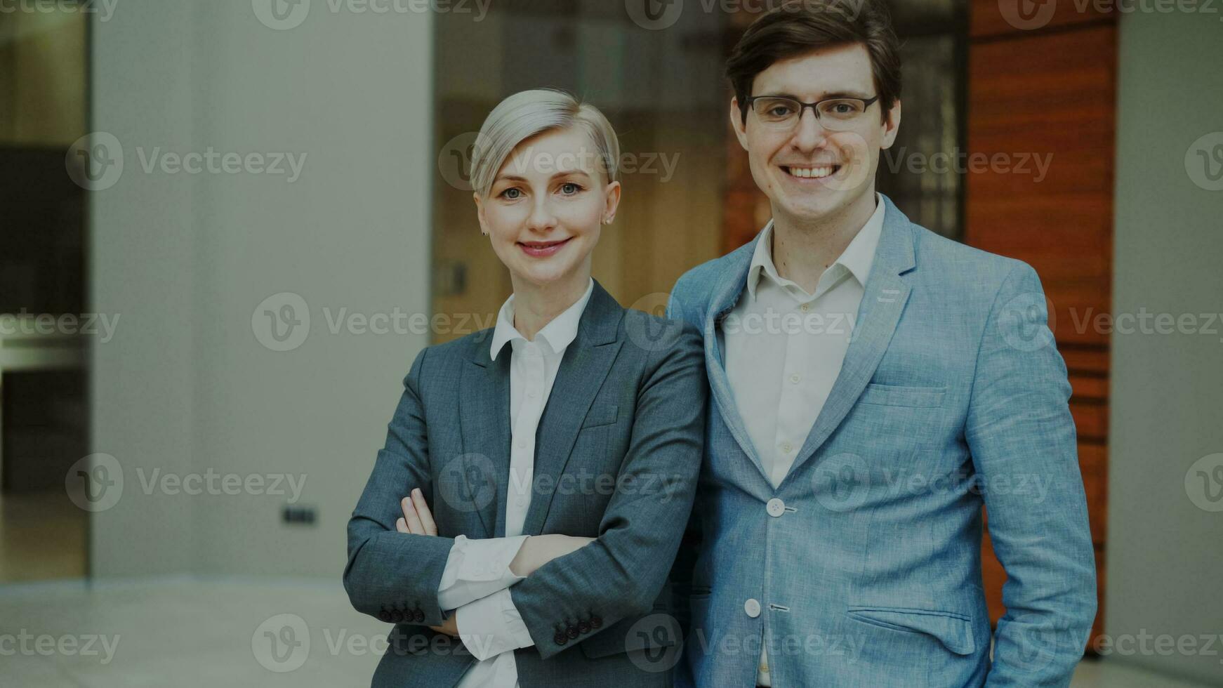 retrato do bem sucedido homem de negocios e empresária sorridente e olhando para dentro Câmera dentro moderno escritório dentro de casa foto