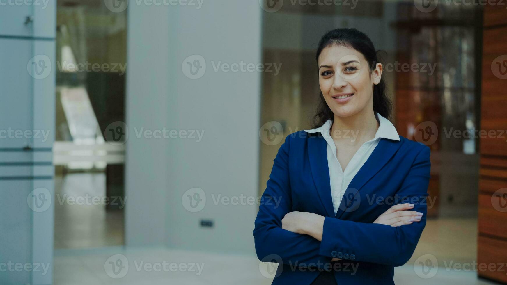 retrato do bem sucedido empresária sorridente e olhando para dentro Câmera dentro moderno escritório dentro de casa foto