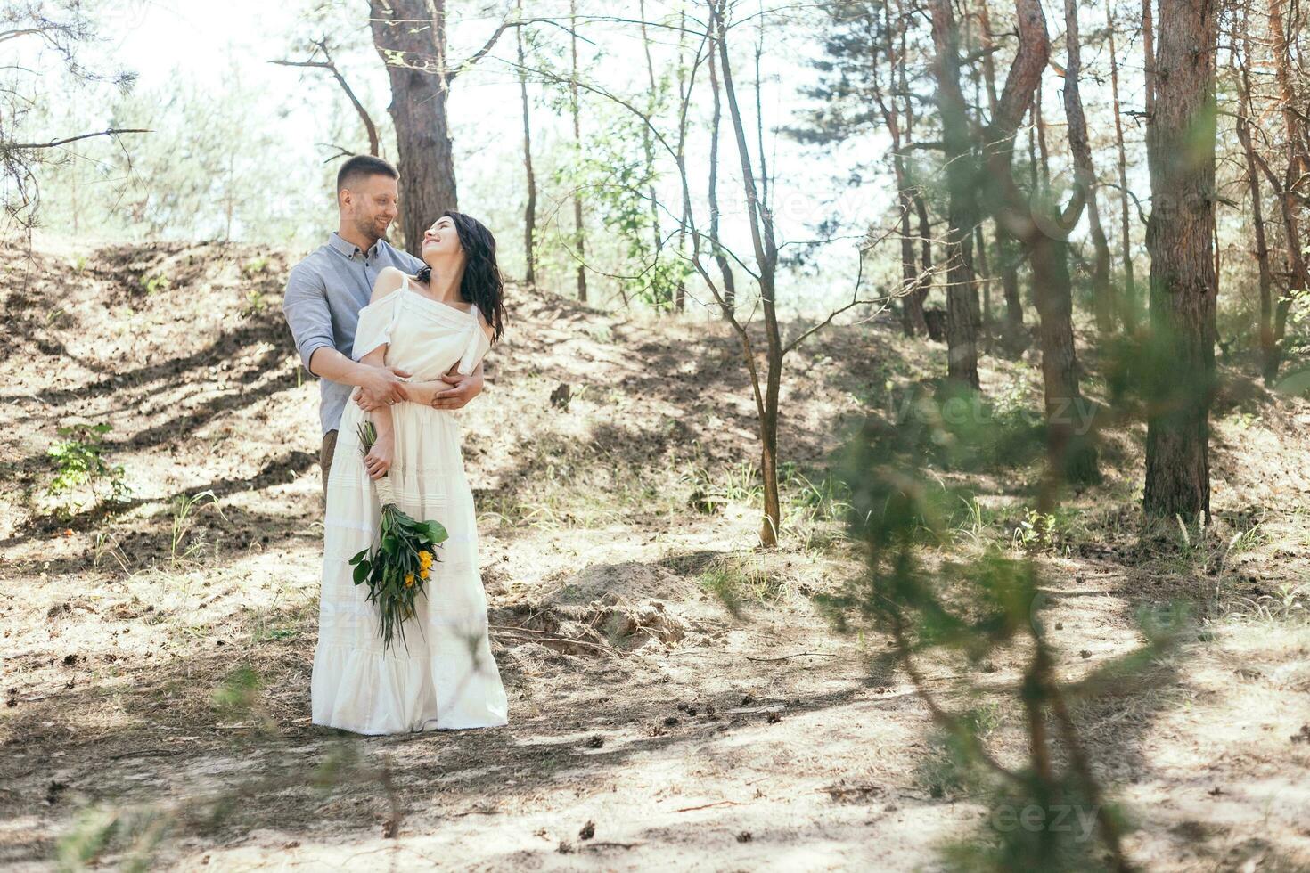 Casamento andar dentro a pinho floresta. ensolarado dia. foto
