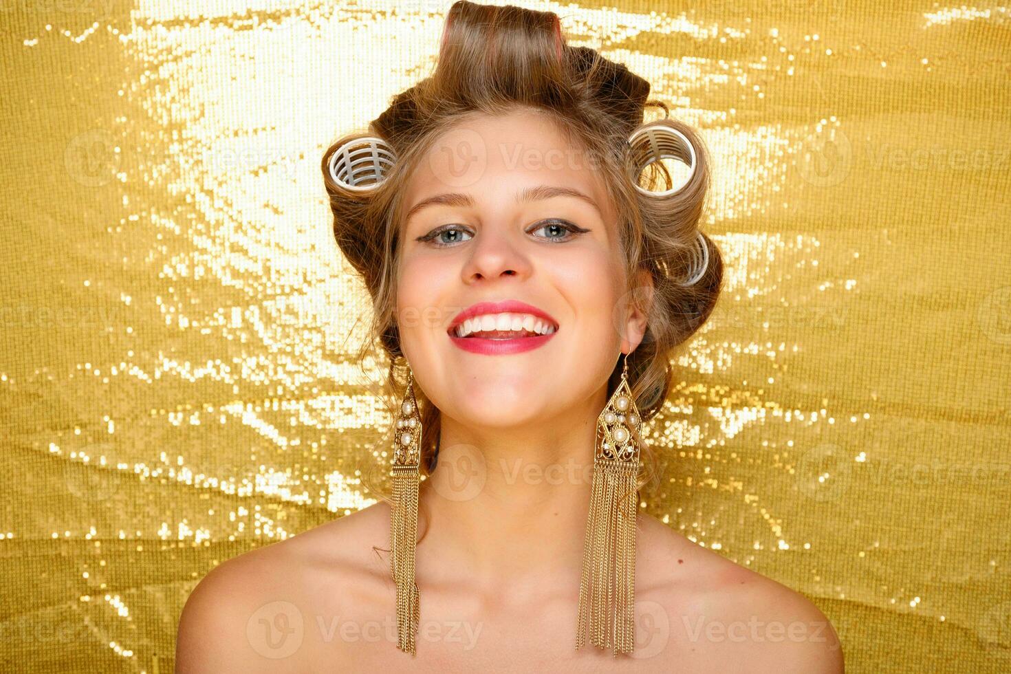 lindo menina dentro cabelo bobes isolado em ouro foto