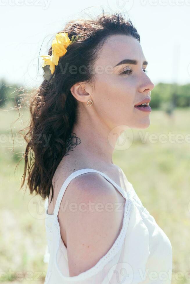 Casamento andar dentro a pinho floresta. ensolarado dia. foto