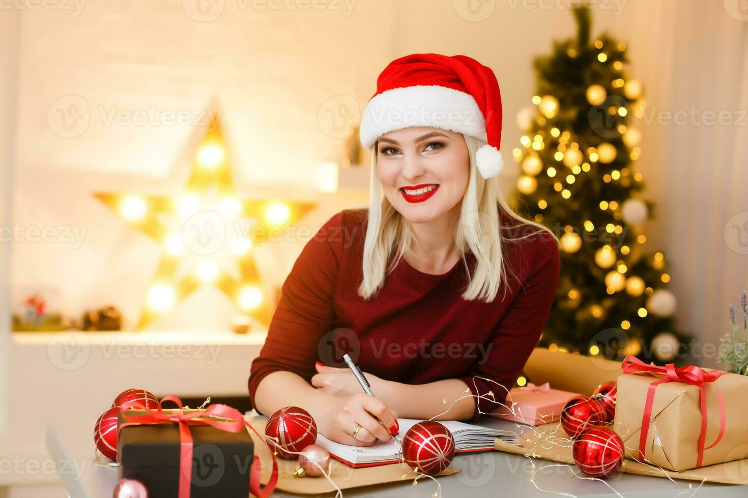 retrato de uma jovem durante os preparativos para o natal em casa foto