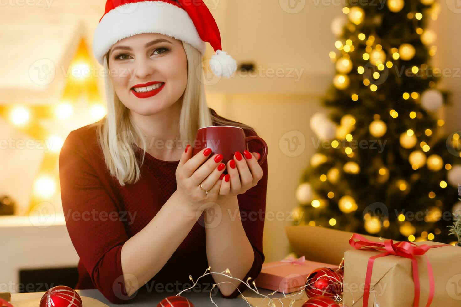 mulher com uma Natal presente em a Natal interior fundo foto