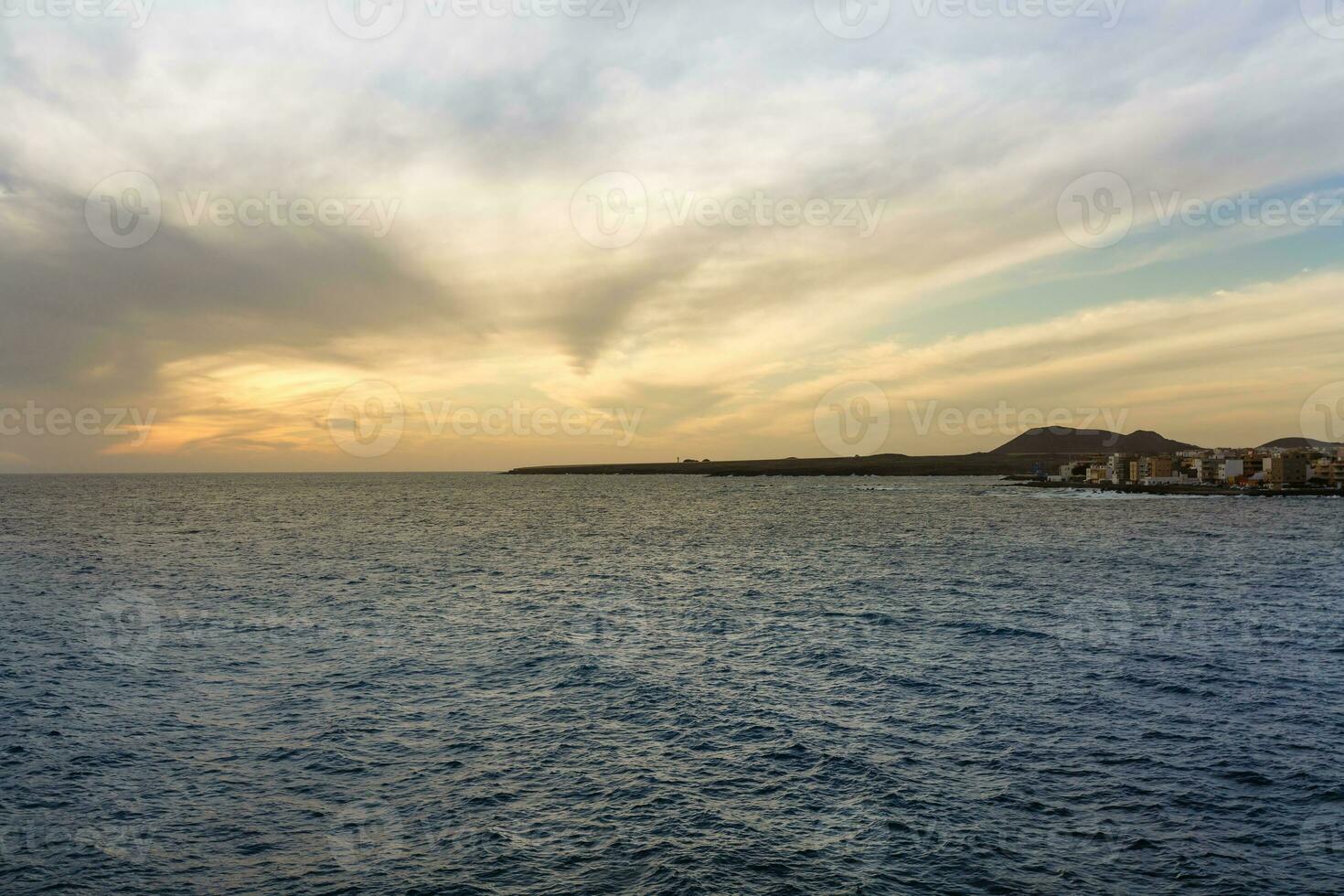 oceano ondas bater e batida contra pedras foto