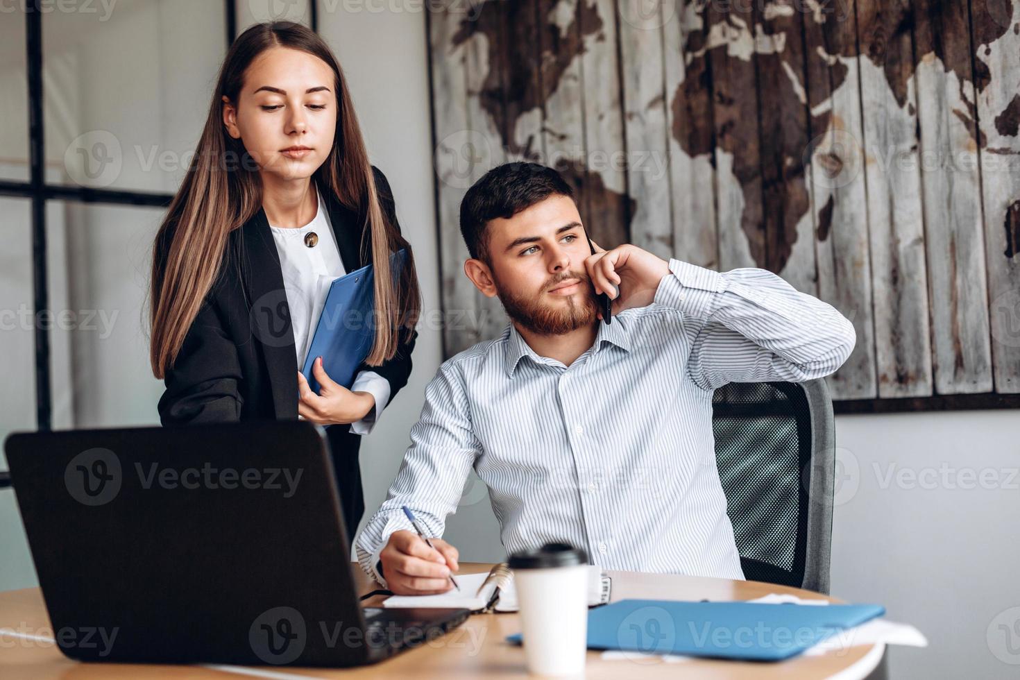 o assistente trouxe documentos importantes para o supervisor foto