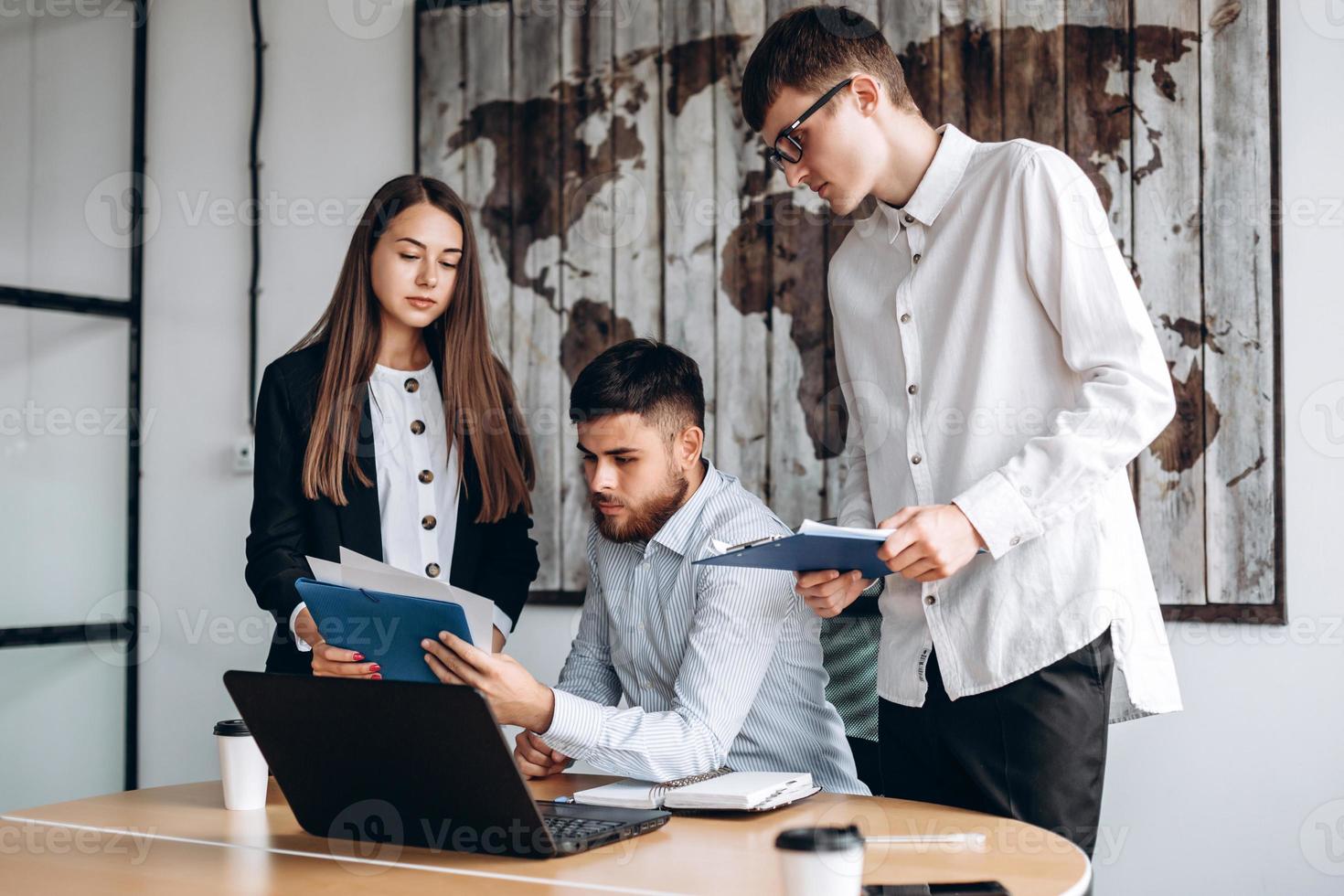 trabalho em equipe process.young empreendedor trabalhar com novo projeto de inicialização em office.woman segurando o papel nas mãos, homem barbudo vê-lo. foto