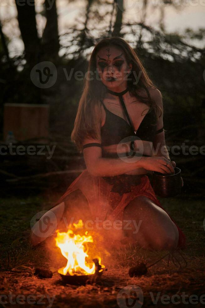 menina fogo dançando desempenho às ao ar livre arte festival, suave movimentos do fêmea artista foto