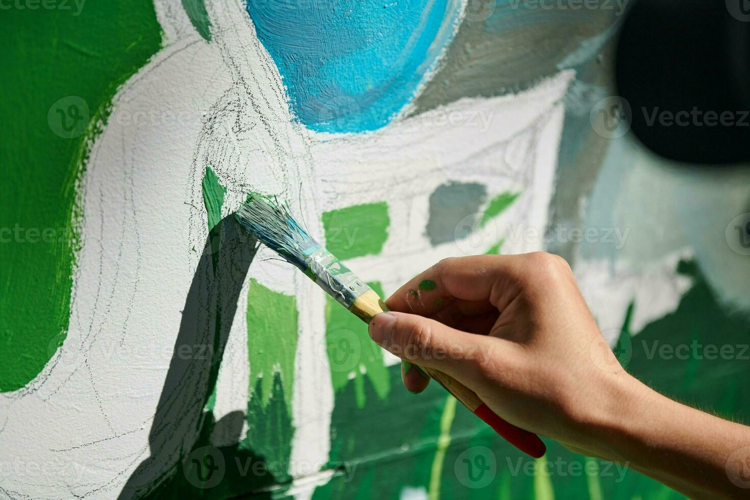 menina artista mão detém pintura escova e desenha verde natureza panorama em tela de pintura foto