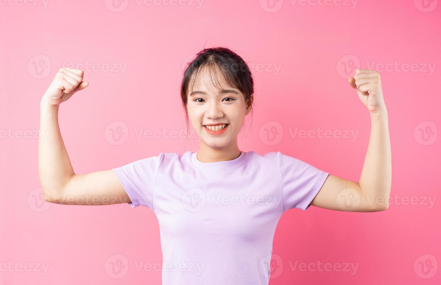 retrato de jovem asiática em fundo rosa foto