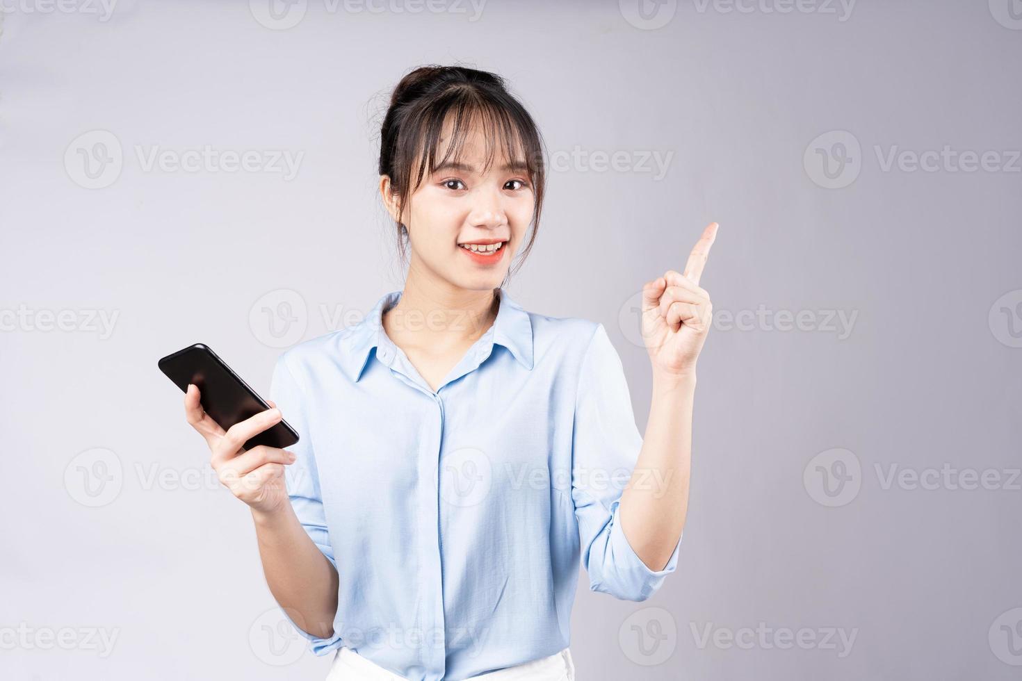 retrato de uma jovem empresária em fundo branco foto