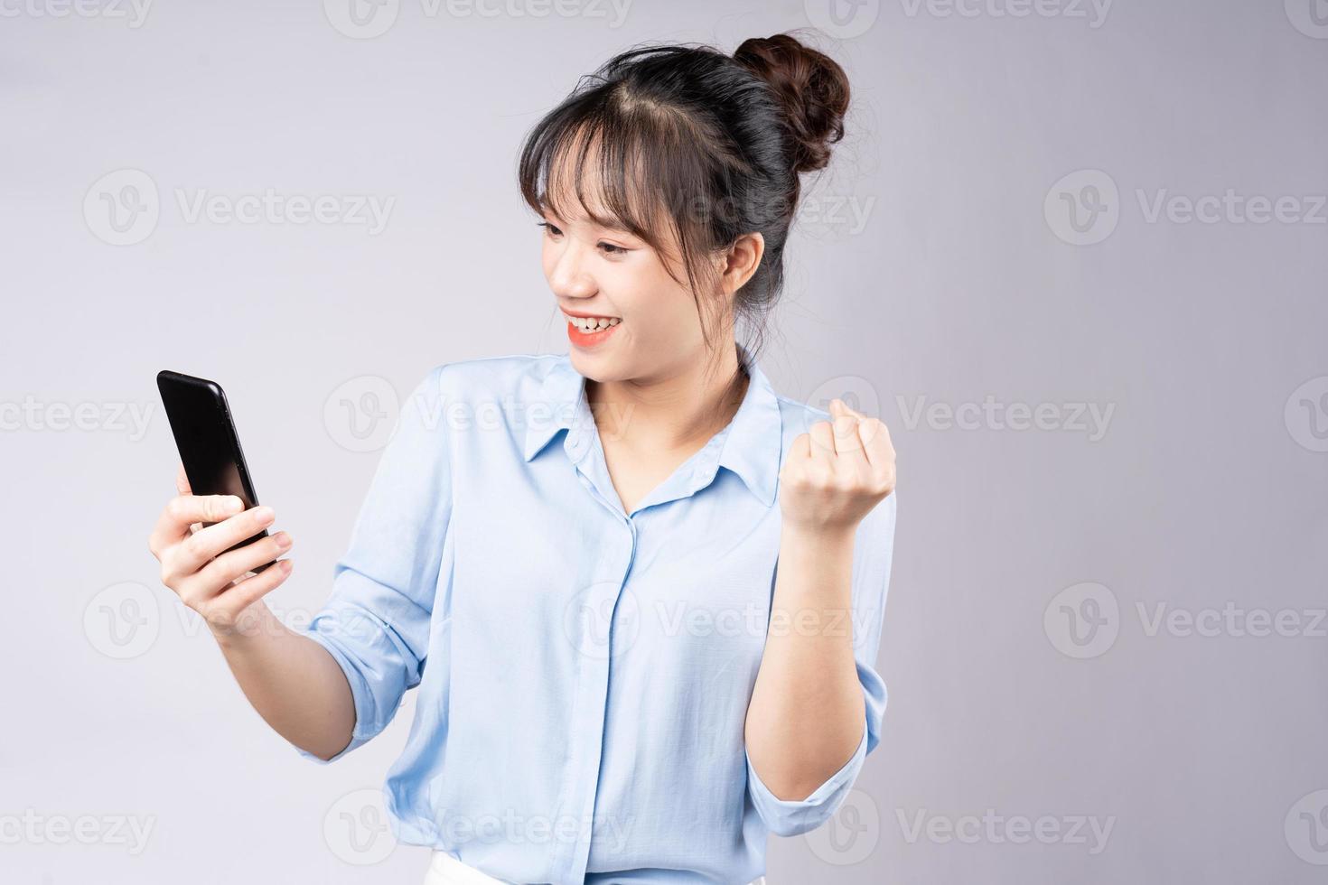 retrato de uma jovem empresária em fundo branco foto