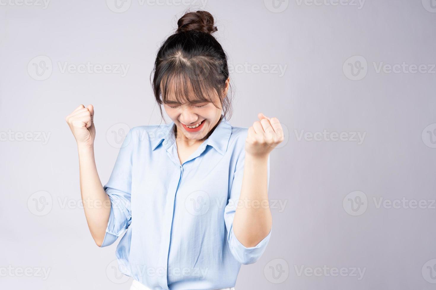 retrato de uma jovem empresária em fundo branco foto