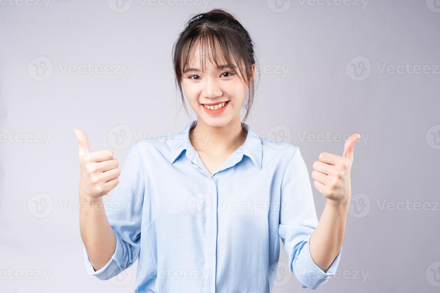 retrato de uma jovem empresária em fundo branco foto