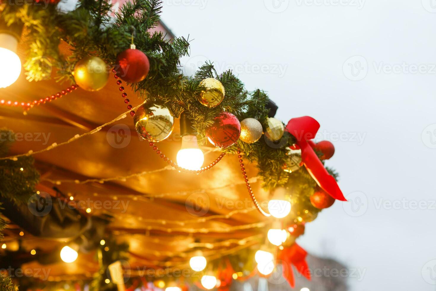 colorida fechar acima detalhes do Natal justo mercado. bolas decorações para vendas. foto