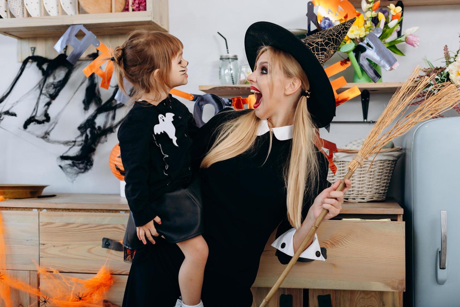 mãe e filha em trajes elegantes. mulher assustadora e gritando foto