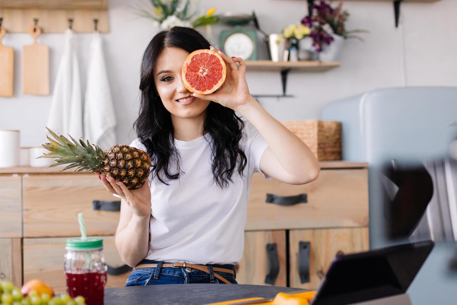 linda garota posando com frutas foto