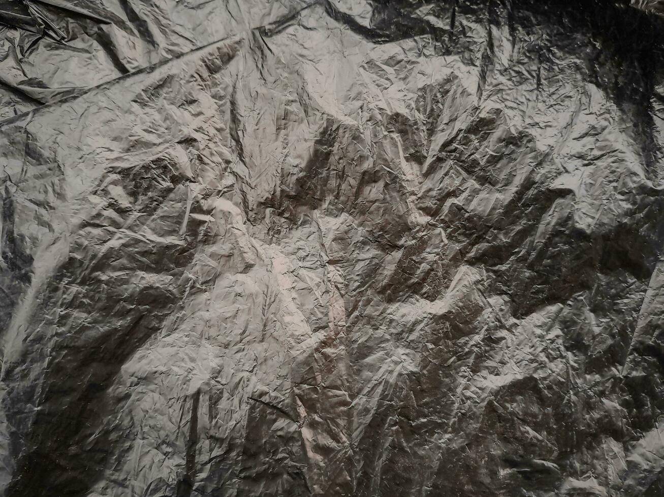 Preto e branco textura do enrugado plástico ou amassado plástico do refletindo. sujo cópia de espaço foto