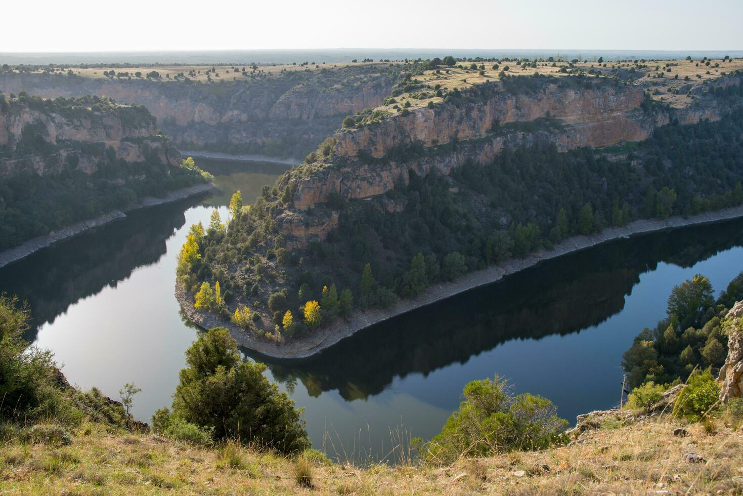 aéreo Visão do rio curvas. Duraton rio, Espanha. foto