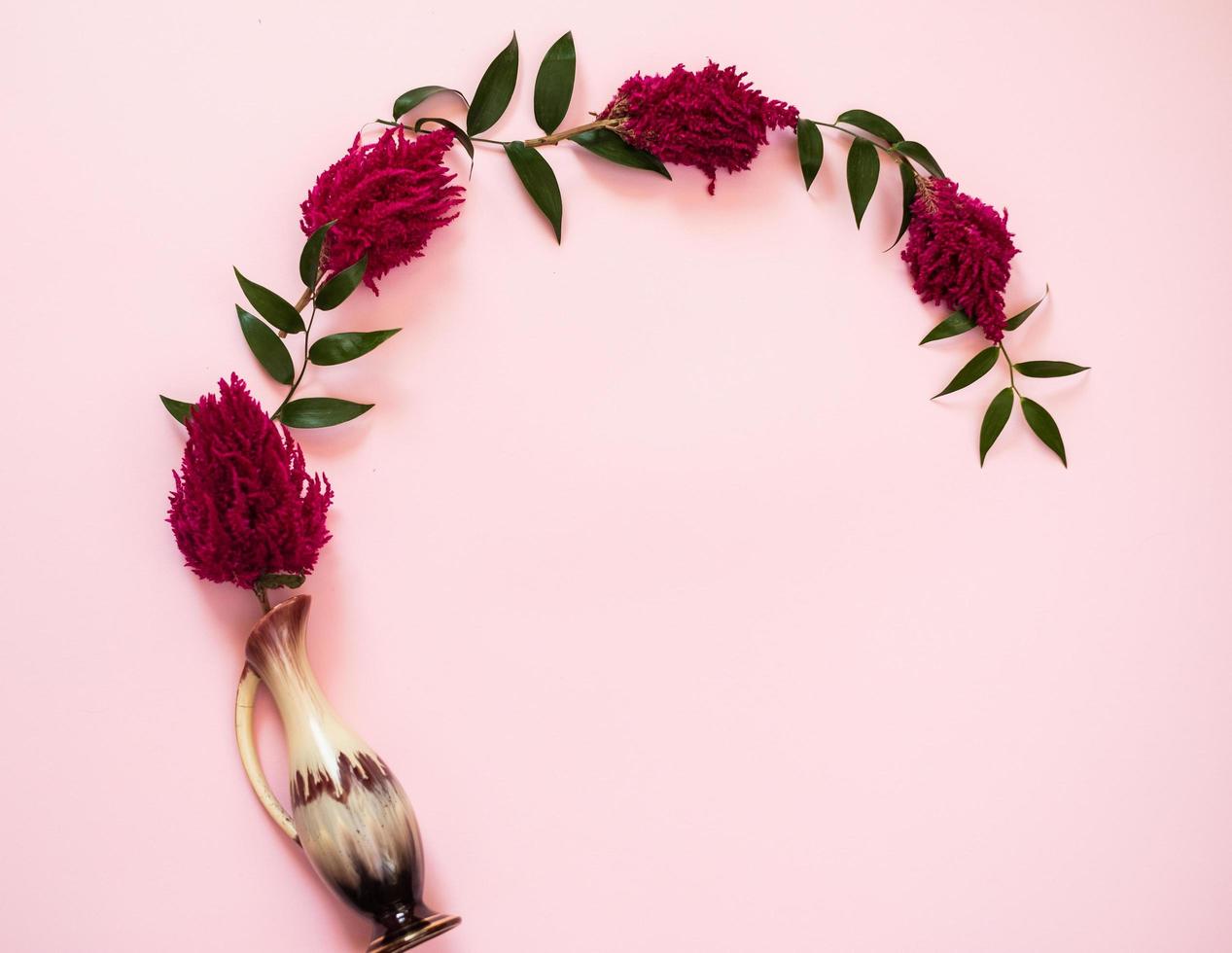 flores em um vaso repousam sobre um fundo rosa - imagem foto