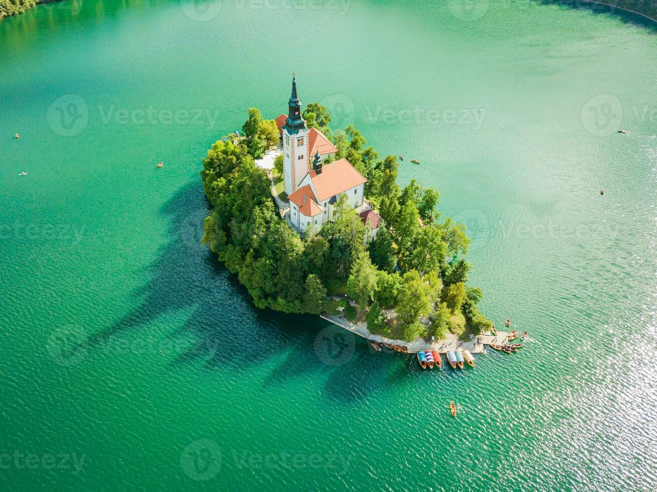 aéreo Visão em a velho Igreja em a ilha foto