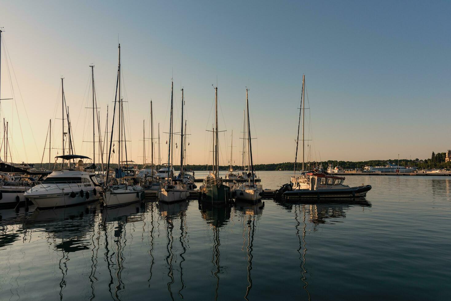 pula, Croácia - agosto 20, 2019 - privado iates dentro pula durante atrasado tarde com Sol raios refletindo em eles foto