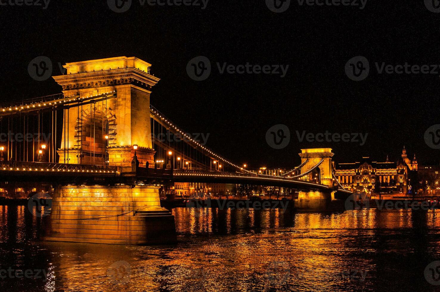 Budapeste ponte durante a noite com Sombrio Preto céu em a fundo foto