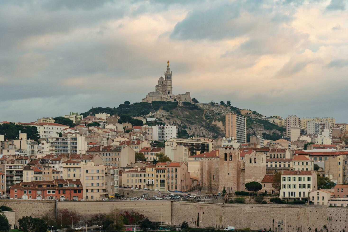 marselha, França - nov 12, 2021 - notre dame de la garde em a montanha durante pôr do sol foto